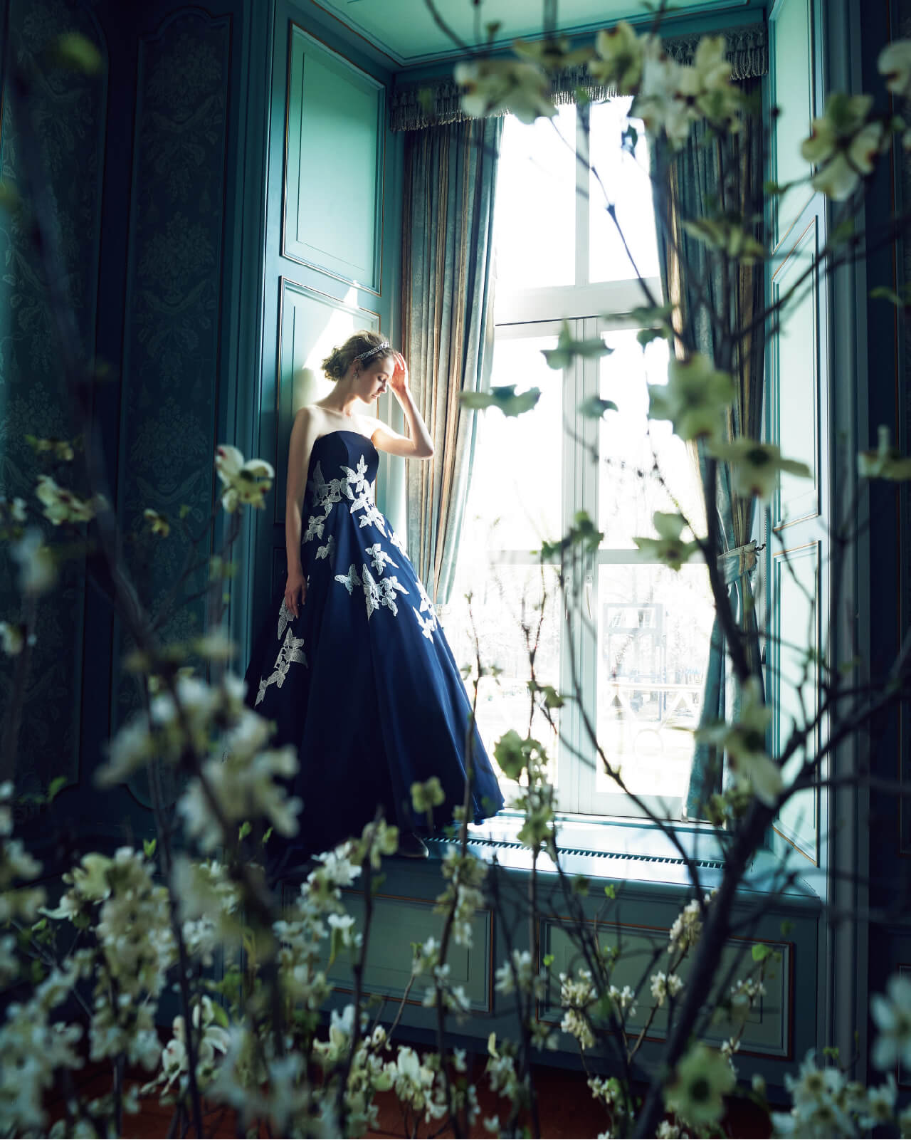 DRESS:04-11993 / HEADACCESSORY:05-8606 / EARRINGS:07-8811