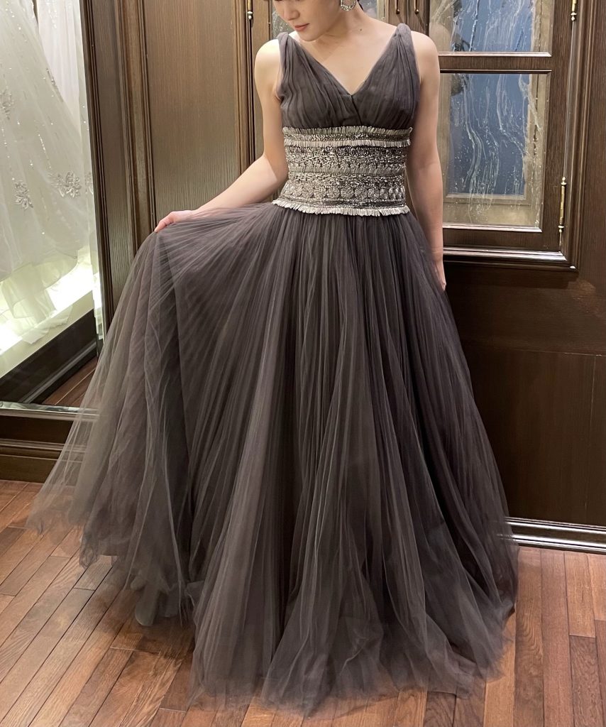 こだわりの装飾美が光るNAEEM KHAN(ナイームカーン）のチャコールグレーのドレスで個性派ウエディングを