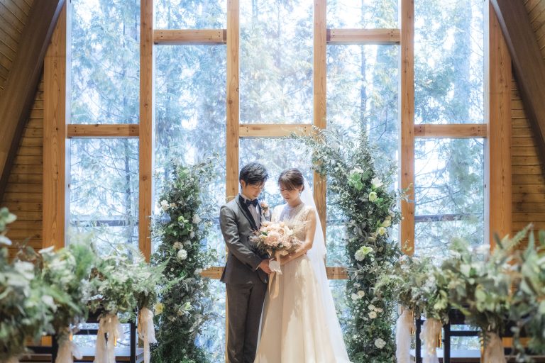 木のぬくもり感じるチャペルに映えるNAEEM KHANの自然体なWedding