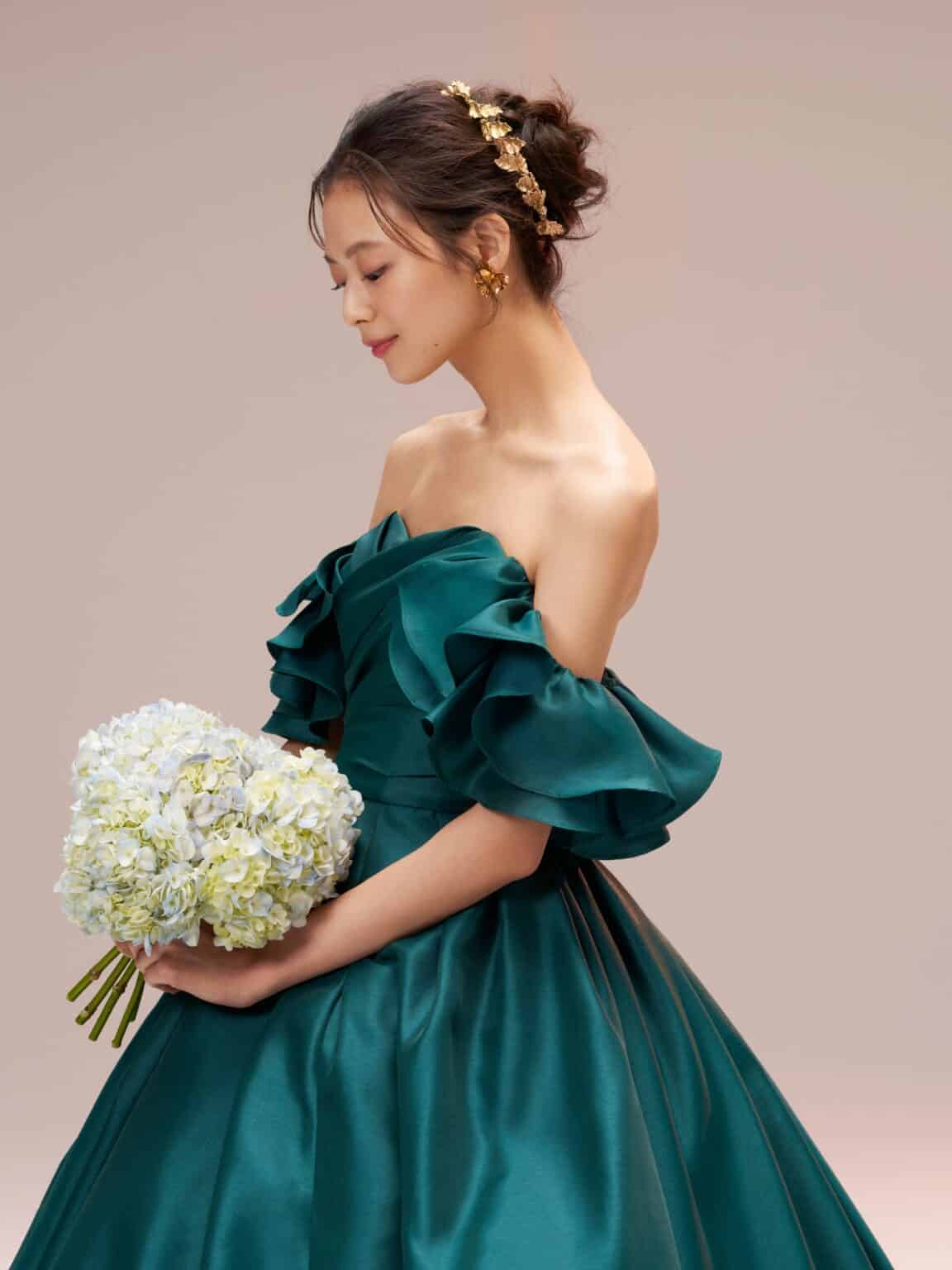 グリーンドレス ディープグリーンドレス 寒色系ドレス esum エスム green dress カラードレス オフショルダー サテンドレス フリルショルダー エレガント お色直し