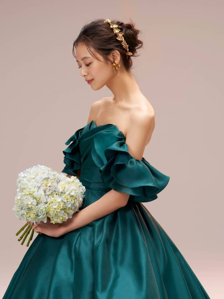 グリーンドレス ディープグリーンドレス 寒色系ドレス esum エスム green dress カラードレス オフショルダー サテンドレス フリルショルダー エレガント お色直し