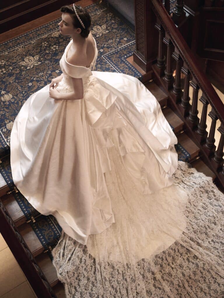 Agnew (アグニュー) 03-20893 エスム esum ウェディングドレス wedding dress weddingdress オフショルダー ロングトレーン クラシカルドレス ロールカラー ボウ リボン レーストレーン レース