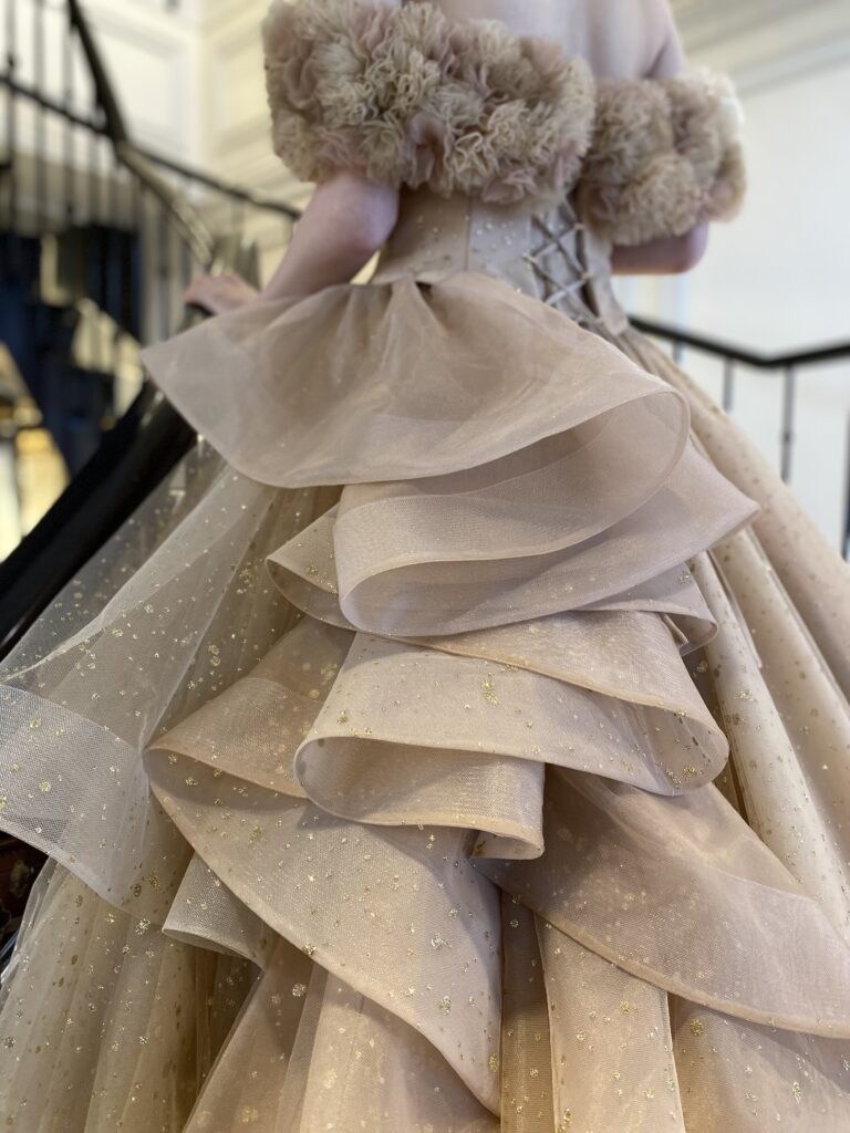 ベージュ　ゴールド　カラードレス　JUNO　フリル　　esum 新作カラードレスesum(エスム)  Roger Or(ロジェ オール)　ゴールドドレス　グリッタードレス　オフショルダー　ゴージャスドレス　ホテルウェディング