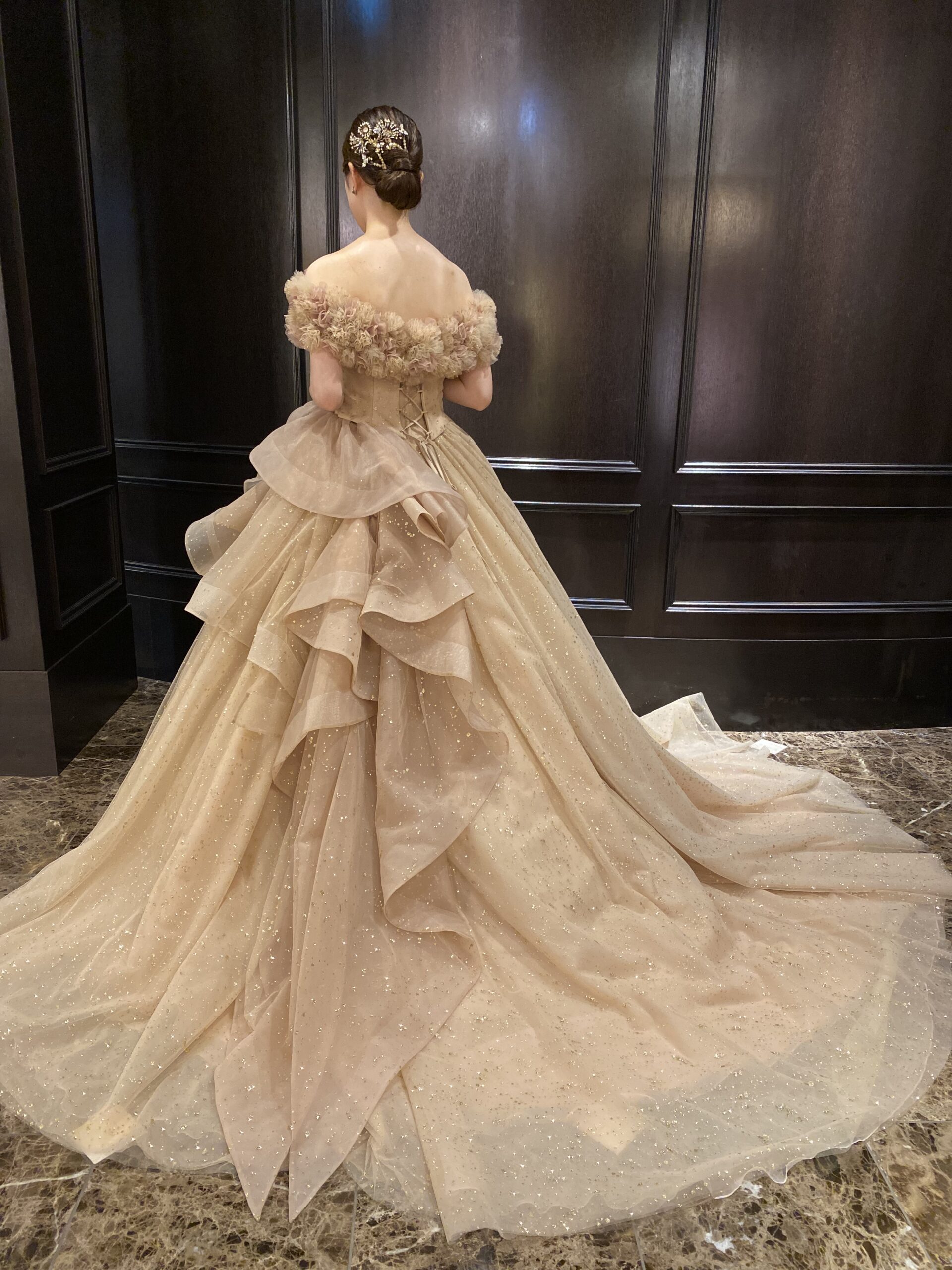 カラードレス　JUNO　ベージュ　ゴールド　フリル　esum 新作カラードレスesum(エスム)  Roger Or(ロジェ オール)　ゴールドドレス　グリッタードレス　オフショルダー　ゴージャスドレス　ホテルウェディング