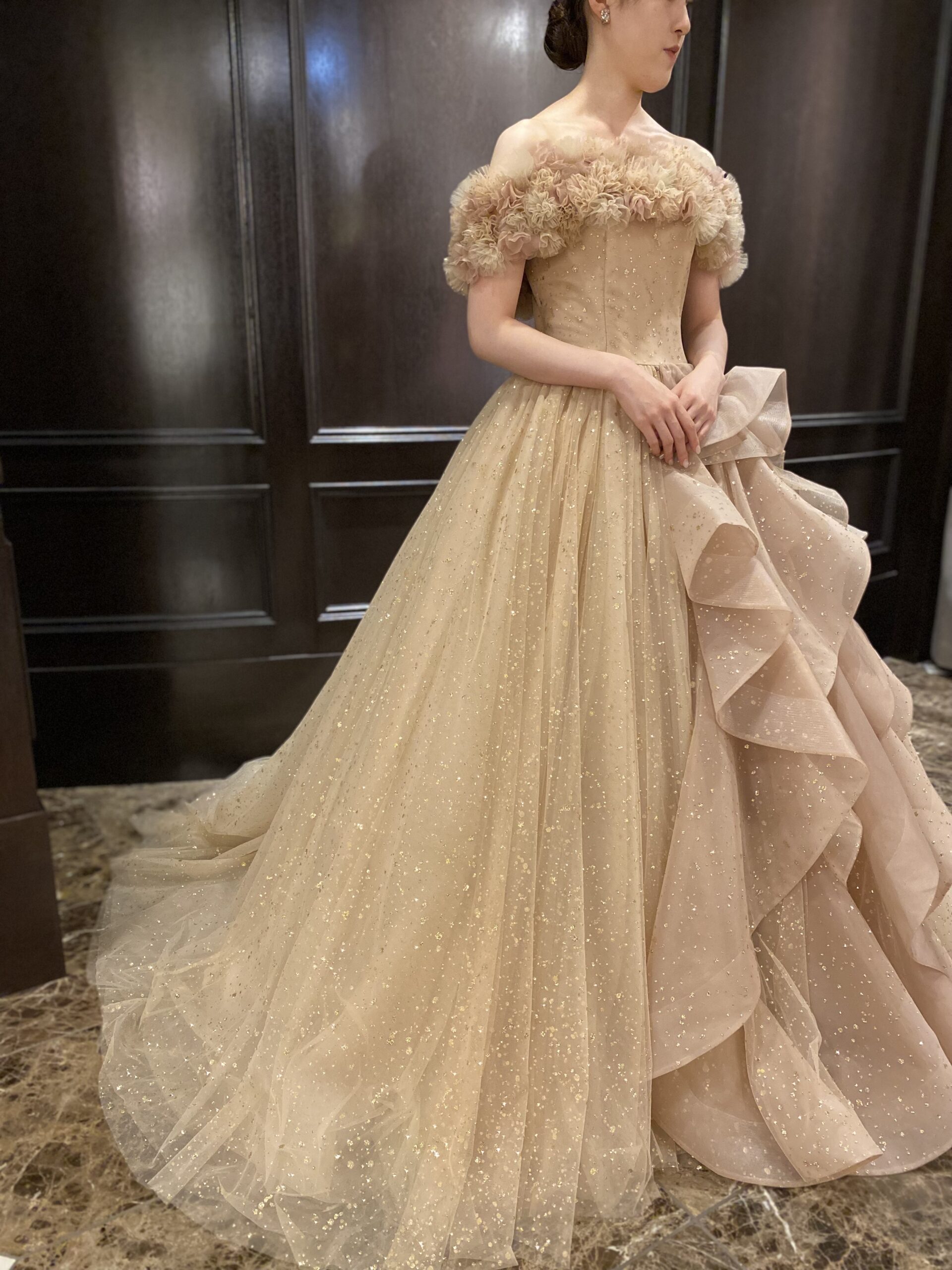 esum 新作カラードレスesum(エスム)  Roger Or(ロジェ オール)　ゴールドドレス　グリッタードレス　オフショルダー　ゴージャスドレス　ホテルウェディング