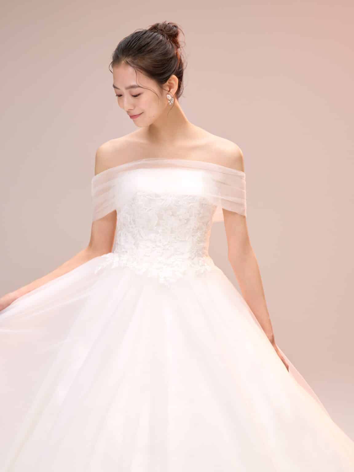 Meyer メイヤー ドームライン チュールドレス ウェディングドレス 結婚式 花嫁 wedding dress weddingdress エスム esum オフショルダー ショール ケープ ドームラインワイド ボリュームドレス プリンセスライン プリンセスドレス ウェディング ホテルウェディング レース スパンコール