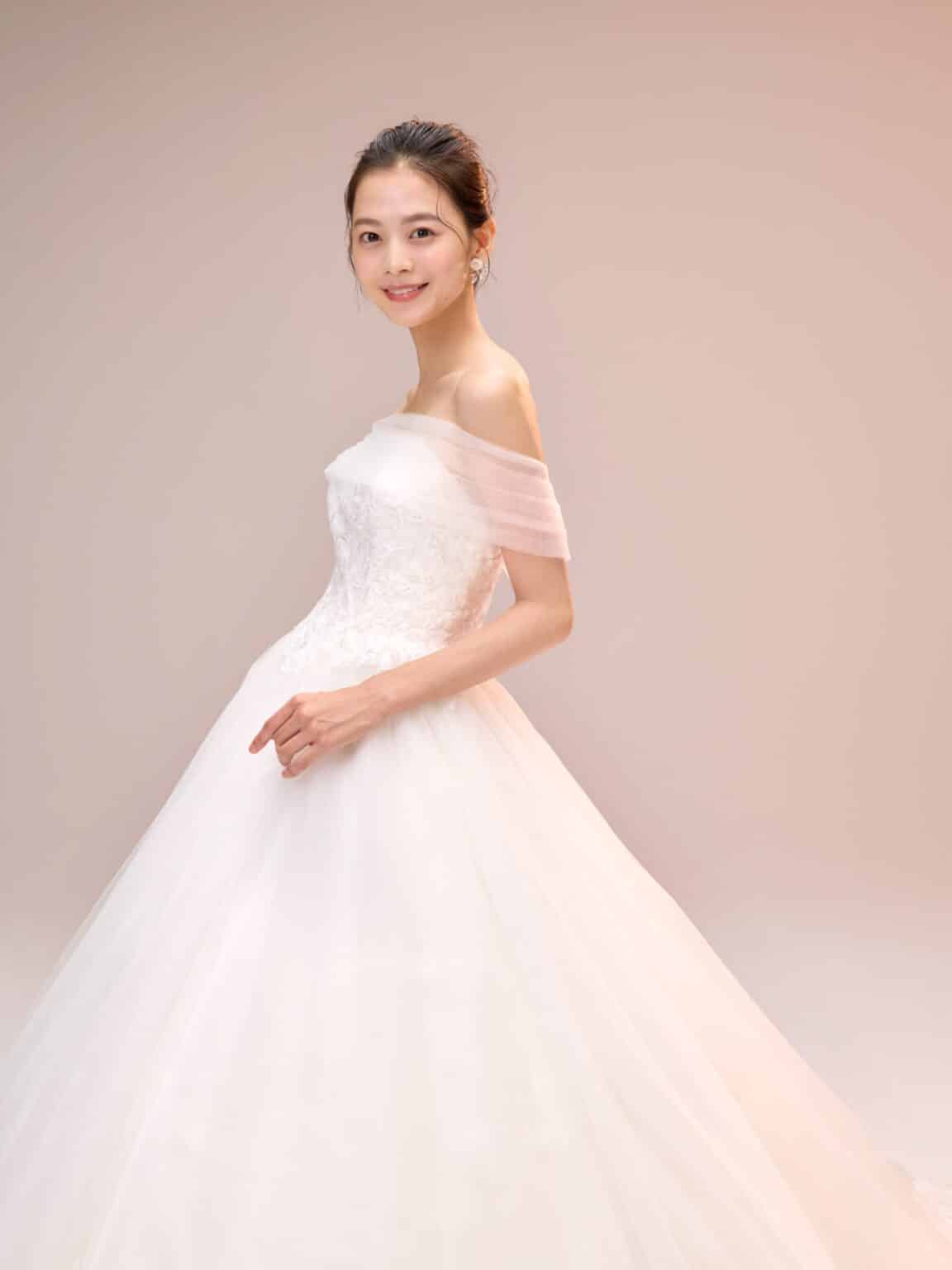 Meyer メイヤー ドームライン チュールドレス ウェディングドレス 結婚式 花嫁 wedding dress weddingdress エスム esum オフショルダー ショール ケープ ドームラインワイド ボリュームドレス プリンセスライン プリンセスドレス ウェディング ホテルウェディング レース スパンコール