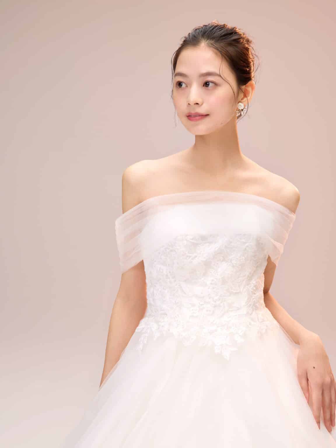 Meyer メイヤー ドームライン チュールドレス ウェディングドレス 結婚式 花嫁 wedding dress weddingdress エスム esum オフショルダー ショール ケープ ドームラインワイド ボリュームドレス プリンセスライン プリンセスドレス ウェディング ホテルウェディング レース スパンコール