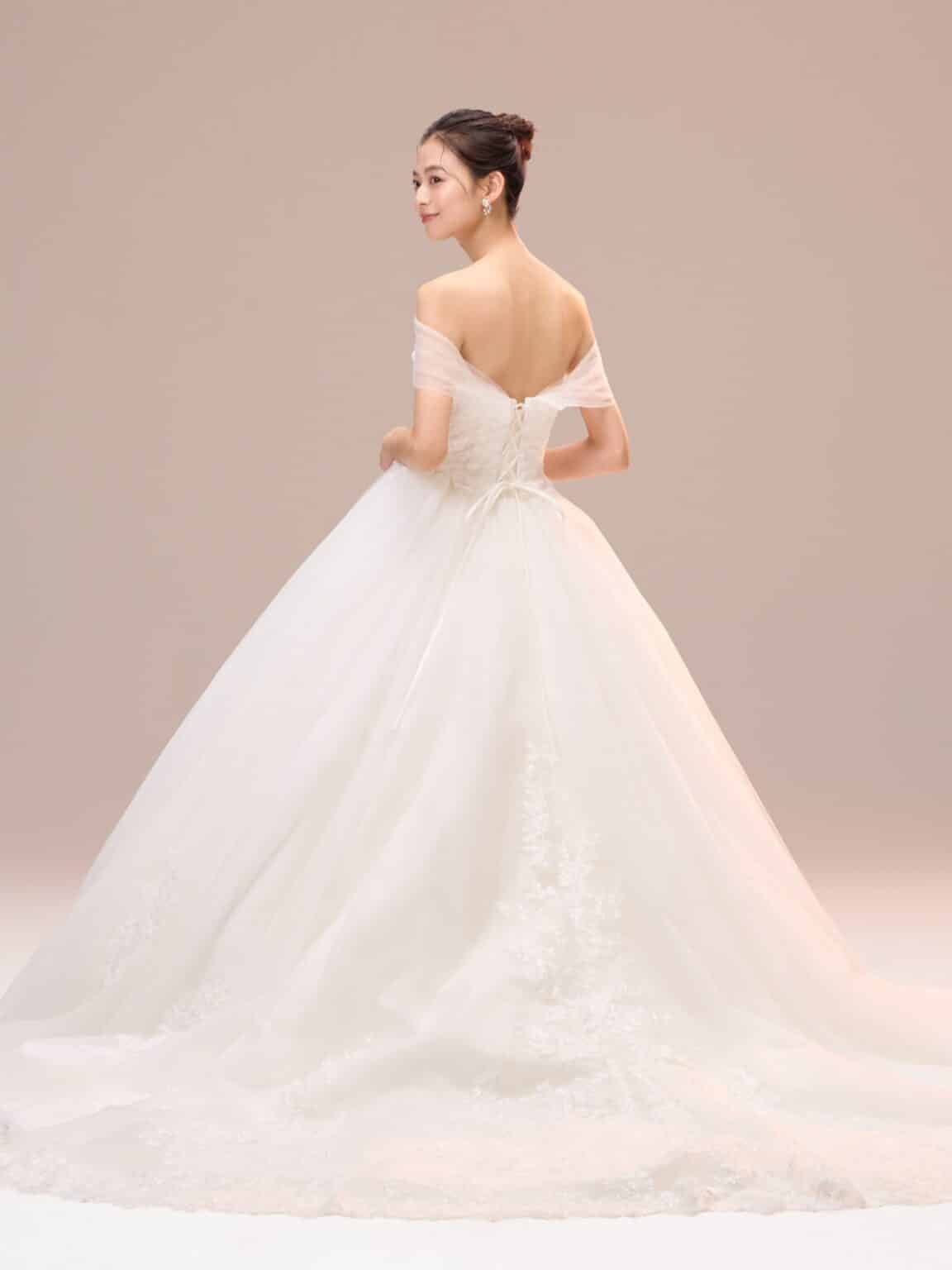 Meyer メイヤー ドームライン チュールドレス ウェディングドレス 結婚式 花嫁 wedding dress weddingdress エスム esum オフショルダー ショール ケープ ドームラインワイド ボリュームドレス プリンセスライン プリンセスドレス ウェディング ホテルウェディング レース スパンコール