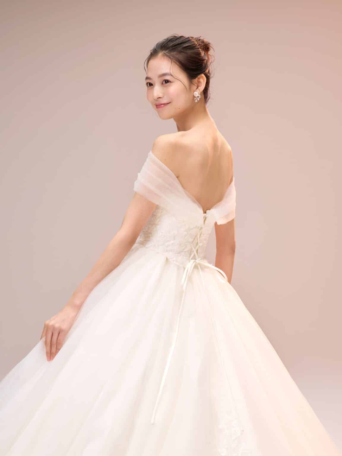 Meyer メイヤー ドームライン チュールドレス ウェディングドレス 結婚式 花嫁 wedding dress weddingdress エスム esum オフショルダー ショール ケープ ドームラインワイド ボリュームドレス プリンセスライン プリンセスドレス ウェディング ホテルウェディング レース スパンコール