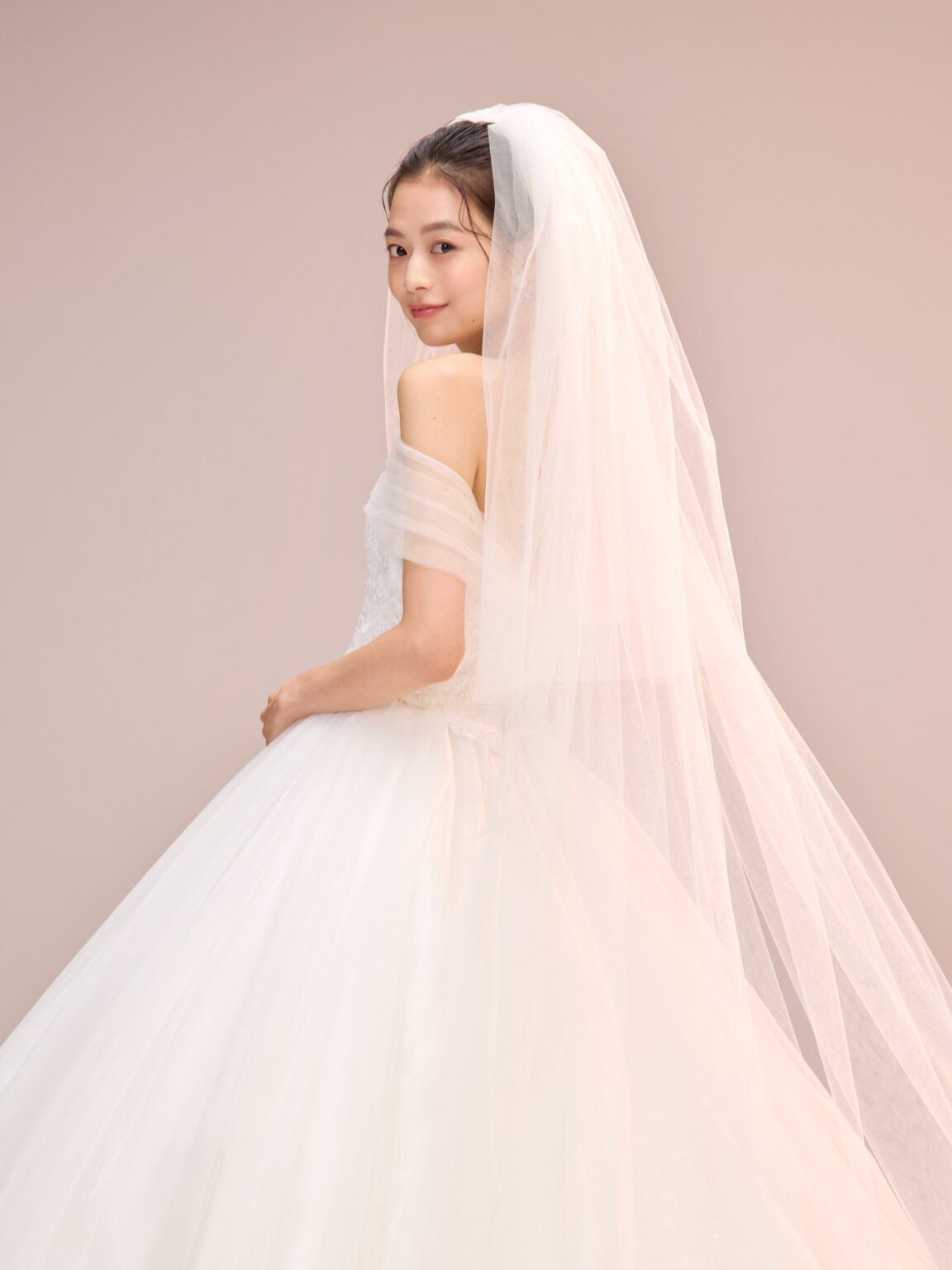 Meyer メイヤー ドームライン チュールドレス ウェディングドレス 結婚式 花嫁 wedding dress weddingdress エスム esum オフショルダー ショール ケープ ドームラインワイド ボリュームドレス プリンセスライン プリンセスドレス ウェディング ホテルウェディング レース スパンコール